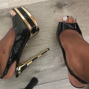 Peep Toe Platforms! 🖤💛🖤